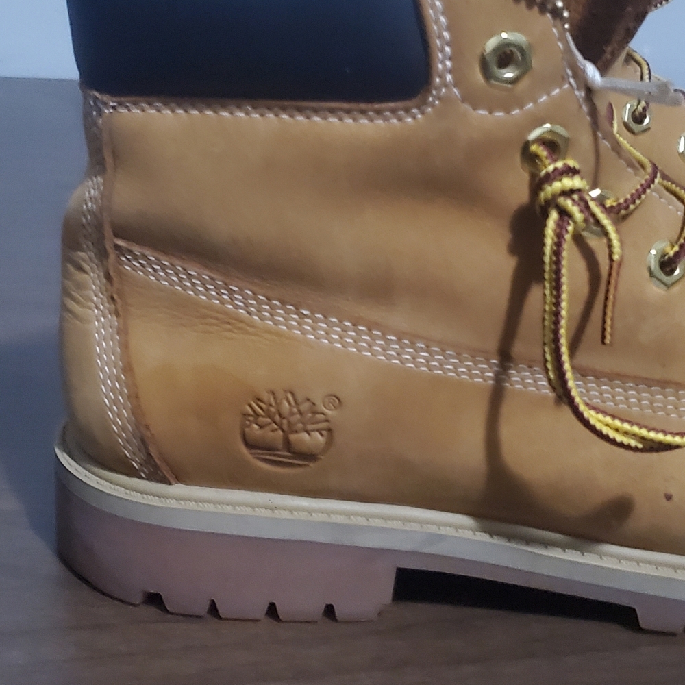 Timberland tan classic boots size 7 for boy, 8.5 for woman - Picture 7 of 10